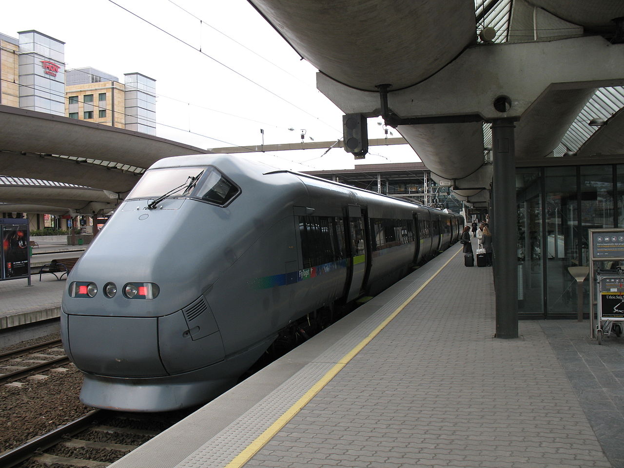 1280px-Flytoget_Oslo_S